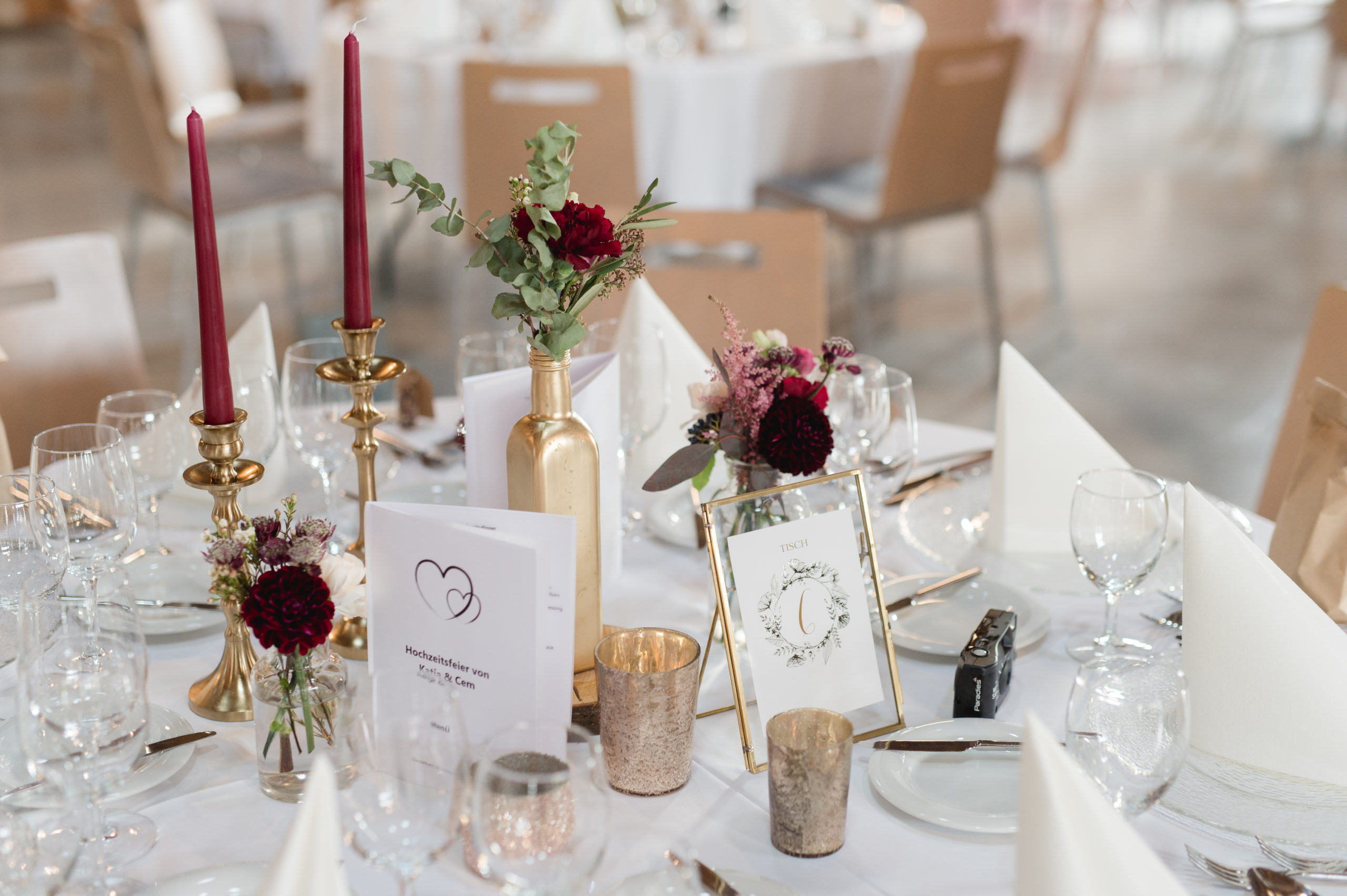 Hochzeit in kräftigen Farben